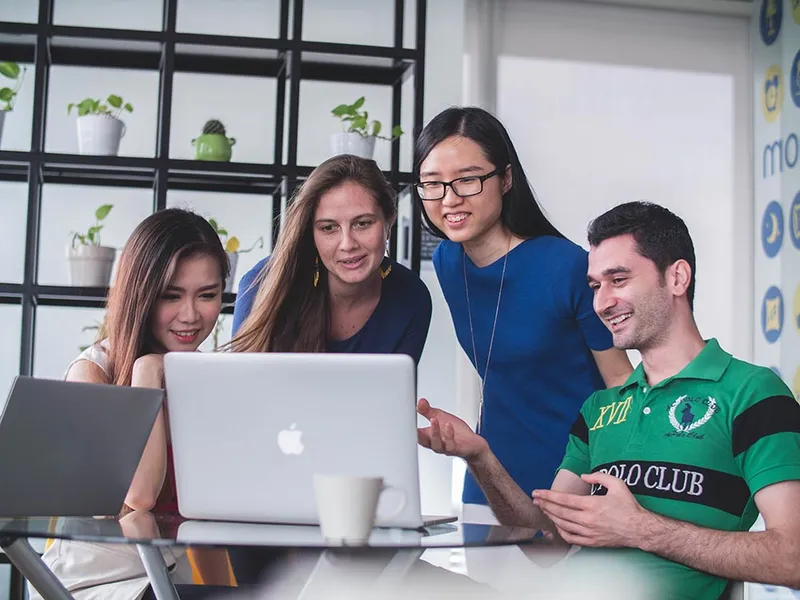 Equipo de MySocialM trabajando de forma cercana con los clientes